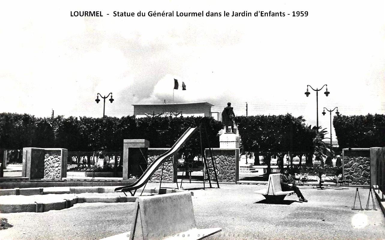 Lourmel - Statue du General de Lourmel dans le jardin d'enfants - 1959.jpg